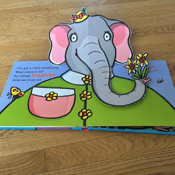 Pop Up Book Peek in My Pocket. - Picture 6 of 11